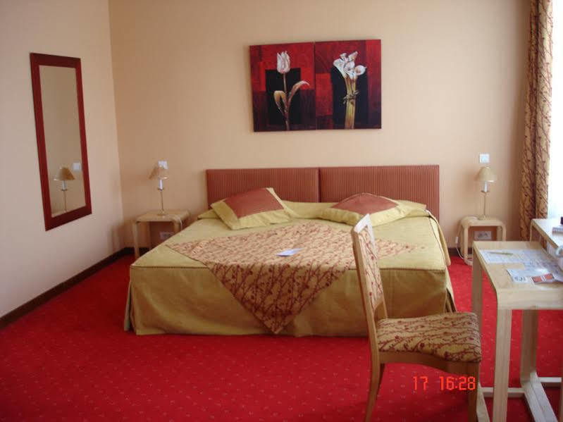 Brit Hotel Essentiel Pontivy Robic Екстер'єр фото